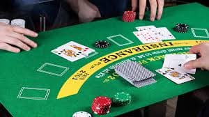 Pengguna membaca syarat bonus di ponsel